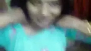 딸이 그녀의 다리를 확산 앞에서 아빠와 그에게 닭