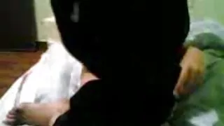 그는 젊은 가슴 여자의 자위를 중단하고 더러운 섹스 제공