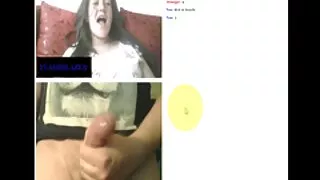 그 남자는 침대에서 뜨거운 짝짓기로 그의 소음에 대해 사과한다
