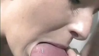 금발의 옷을 입고 걸 얻는 주어진 전체 군중의 여자 친구