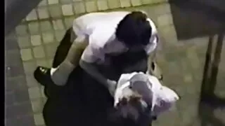 빨강 머리의 아름다운 여성 스타킹에서 왼쪽 느린 닭에 면도 질