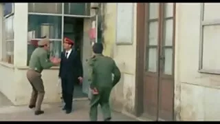 나는 내 뱃속에 누워 내 파트너의 거시기를 빨아 시작했다