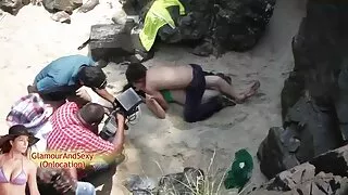 빨강 머리 나쁜 스타킹에서 그녀의 팬티를 옆으로 거친 씨발