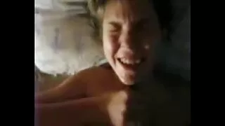 그는 부엌 조리대에 올라가서 격렬하게 자위하기 시작했습니다