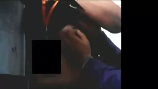 구멍을 통해 벽에 걸 핑크 머리 빨 탐욕