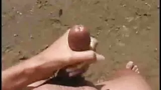 젊은 갈색 머리와 음탕 목 제비 강한 음경의