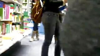 그녀는 바 의자에 정착 적극적으로 그녀의 손가락을 섹스하기 시작했다
