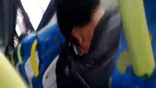 아내에서 목욕 가운 및 스타킹을 제공합 남편에 엉덩이 꽉
