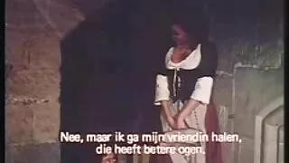 성숙한 금발의 짧은 드레스 유혹 젊은 사람에 대한 섹스