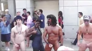 거무스름한 모델 스타킹에서 수음을 해 면도 음부