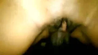 그녀는 소파에 그녀의 매력을 과시하고 자위
