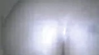 아름다움은 그녀의 등에 누워서 손가락으로 그녀의 음부를 쉽게 애무합니다