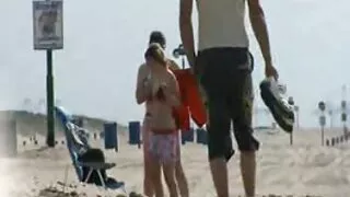 거친 장난감 윤간으로 항문 침투 묶여 갈색 머리