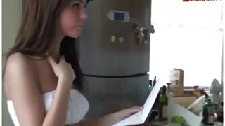 그는 거대한 음경을 빨고 자란 음부를 그 아래에 두었습니다