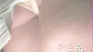 구동 하드 남근에서 단단한 구멍의 젊은 갈색 머리