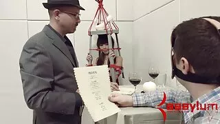 성숙한 러시아 여자 붙어 사람이 복도에서 탐욕스럽게 그에게 준