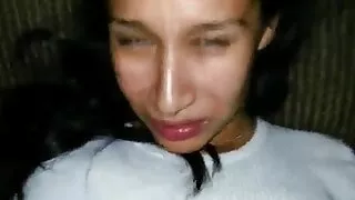 경험이 풍부한 여자와 실리콘 가슴을 도전적으로 기다리고 사정