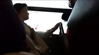 도둑에 걸쳐 온 가슴이 흑인 여자와 그녀를 밀어 바닥에