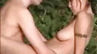 찢어진 팬티 스타킹의 몸에 성숙한 아름다움을 빌어 먹기 전에 모든 구멍