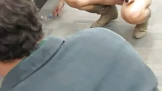 아내는 소파에 앉아 그녀의 친구와 함께 그녀의 남편의 미친 수탉 시계
