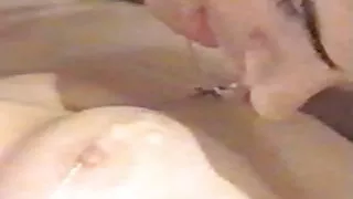문신을 한 창녀는 도그 글에서 꽉 엉덩이를 주었다