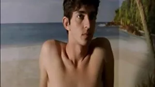 젊은 젊은 여성이 전문적으로 빨 검은 음경에서 벽에 구멍