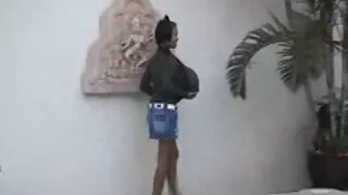 젊은 빨강 머리는 큰 수탉이 그녀의 사무실에서 여자