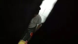 자매는 그녀의 동생을 유혹하는 그녀의 여자 친구를 설득하고 그들을 합류