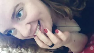 긴 머리 어두운 머리는 변함없이 기뻐하는 정액 신선한