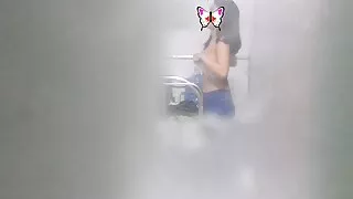 창녀처럼 젊은 갈색 머리할 수 있습 끌어 그녀의 스커트와 섹스는 그녀