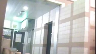 그녀는 고급스러운 속옷을 착용하고 그녀의 음부에 끼여 흑인 여자의 음경의