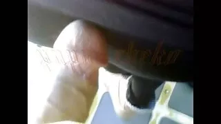 젊은 요염한 여자는 남자의 수탉의 발을 쓰다 테이블에 그를 준